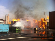  بالفيديو: حريق كبير في أحد مصانع الكرتون بالمنطقة الصناعية بمدينة اللد